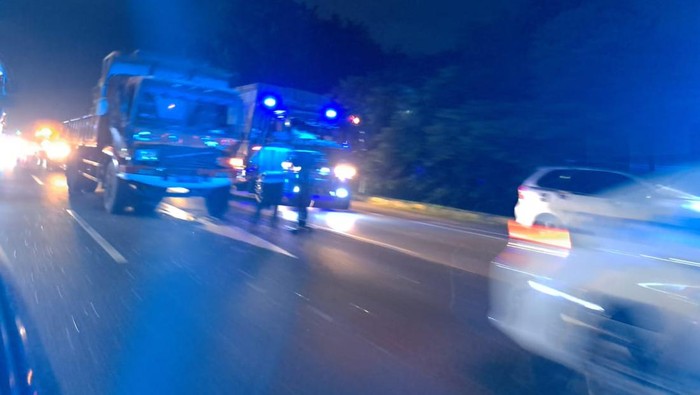 Truk Trailer Mogok di Tol Jagorawi