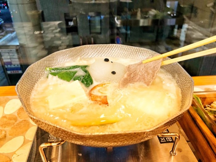 Unik! Hot Pot di Resto Ini Disajikan dengan Boneka Beruang