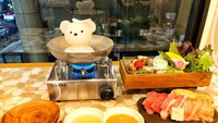 Seperti ini kira-kira tampilan meja makan pelanggan. Ada panci hot pot, beberapa isian sayuran dan daging, hingga saus. Terlihat menggiurkan ya? Foto: grapee.jp