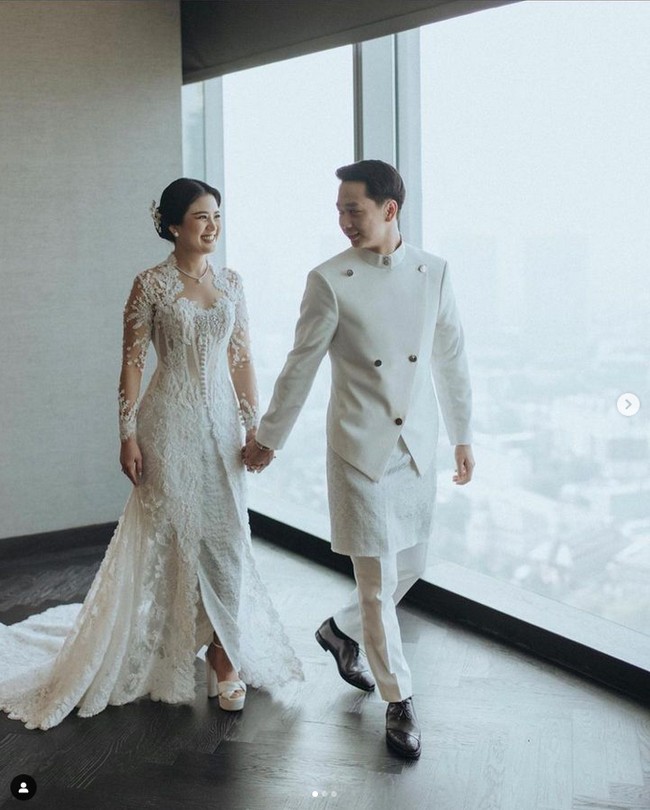 Valencia Tanoesoedibjo dan Kevin Sanjaya tampil serasi memakai busana pengantin berwarna putih. Sementara pihak keluarga kompak memilih busana berwarna hijau. Foto: Instagram