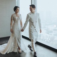Valencia Tanoesoedibjo dan Kevin Sanjaya tampil serasi memakai busana pengantin berwarna putih. Sementara pihak keluarga kompak memilih busana berwarna hijau. Foto: Instagram