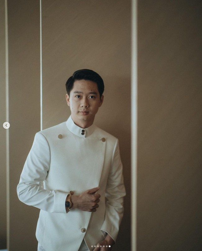 Sedangkan Kevin Sanjaya memakai beskap putih dari Wong Hang Tailor dengan tambahan kain tenun serasi. Sang pebulutangkis terlihat seperti pangeran di hari pernikahannya dengan Valencia Tanoesoedibjo. Foto: Instagram