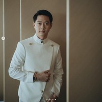 Sedangkan Kevin Sanjaya memakai beskap putih dari Wong Hang Tailor dengan tambahan kain tenun serasi. Sang pebulutangkis terlihat seperti pangeran di hari pernikahannya dengan Valencia Tanoesoedibjo. Foto: Instagram