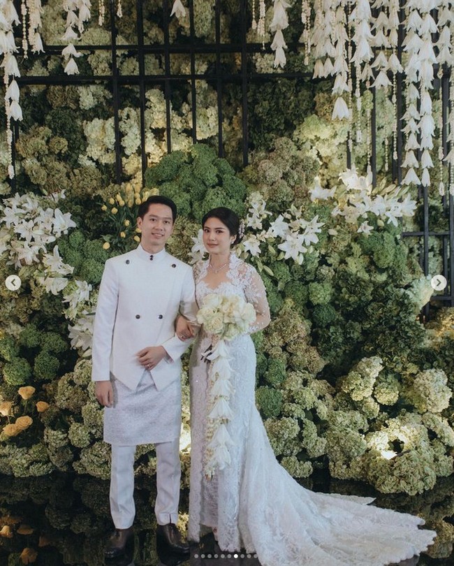 Valencia Tanoesoedibjo dan Kevin Sanjaya sebelumnya telah menggelar pesta pernikahan di Paris. Hari ini, Sabtu (15/4/2023), pasangan itu mengesahkan pernikahan mereka secara hukum di Grand Hyatt Jakarta. Foto: Instagram