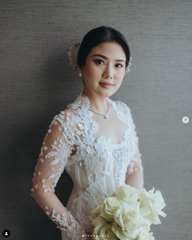 Penampilan putri Hary Tanoesoedibjo itu dilengkapi dengan kemewahan kalung dan anting-anting berlian yang dikenakannya. Foto: Instagram