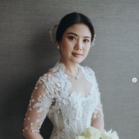 Penampilan putri Hary Tanoesoedibjo itu dilengkapi dengan kemewahan kalung dan anting-anting berlian yang dikenakannya. Foto: Instagram