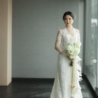 Di hari bahagianya, Valencia Tanoesoedibjo memilih kebaya modern rancangan Eddy Betty, yang memiliki sentuhan edgy dan feminin. Foto: Instagram