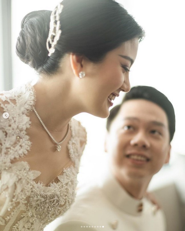 Headpiece yang disematkan pada sanggulannya berasal dari koleksi Rinaldy Yunardi, yang sudah menangani artis dunia seperti Beyonce, Madonna, dan Kylie Jenner. Foto: Instagram