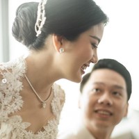 Headpiece yang disematkan pada sanggulannya berasal dari koleksi Rinaldy Yunardi, yang sudah menangani artis dunia seperti Beyonce, Madonna, dan Kylie Jenner. Foto: Instagram