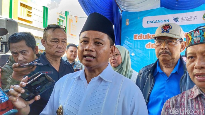 Wakil Gubernur Jawa Barat Uu Ruzhanul Ulum di Pasar Sehat Soreang, Sabtu (15/4/2023).