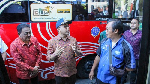 Wali Kota Denpasar I Gusti Ngurah Jaya Negara dan Ketua DPRD Kota Denpasar I Gusti Ngurah Gede meninjau persiapan angkutan-posko terpadu lebaran 2023 di Terminal Ubung, Denpasar, Bali, Sabtu (15/4/2023). (Foto: Istimewa)