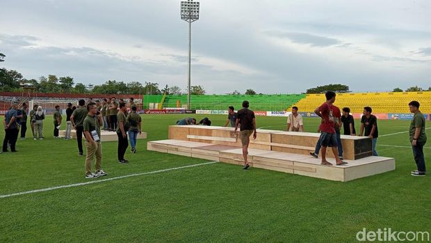 Wali Kota Parepare Taufan Pawe meninjau persiapan laga pesta juara PSM di Stadion BJ Habibie Parepare.
