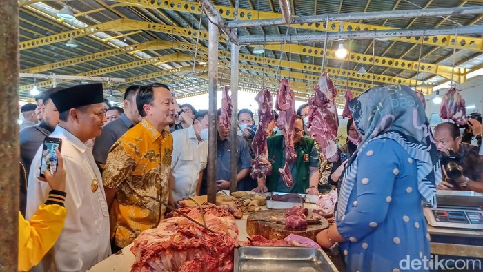 Wamendag Jerry Sambuaga saat mengecek harga pangan di Pasar Soreang menjelang Lebaran, Sabtu (15/4/2023).