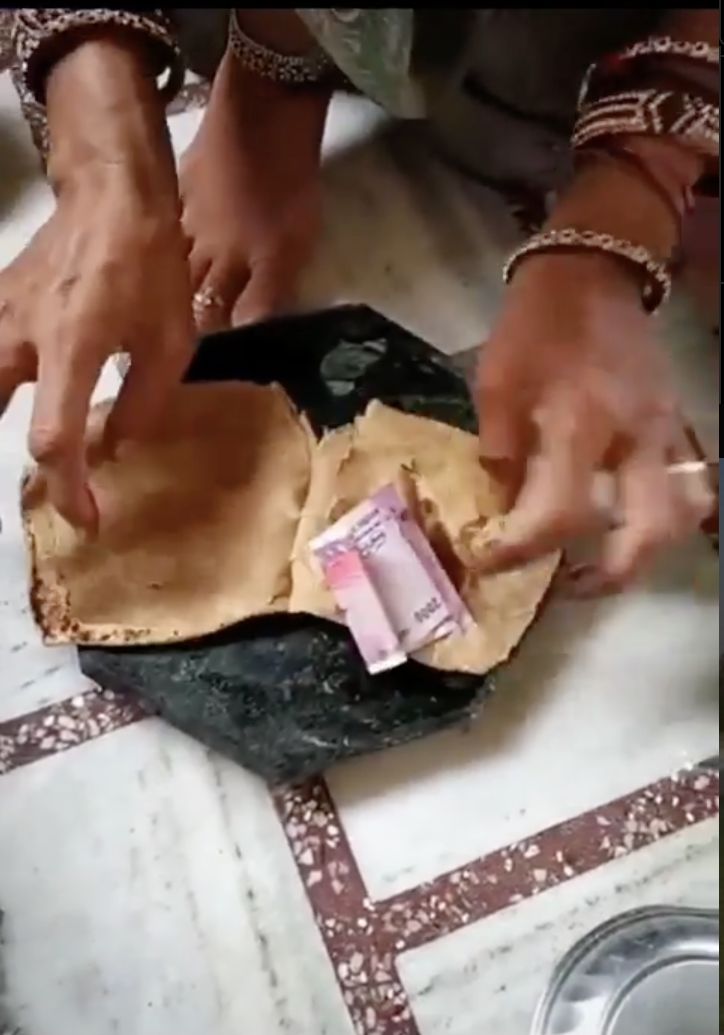 Wanita Iseng Masukkan Uang Rp 90 Ribu ke Adonan Roti, Begini Jadinya!