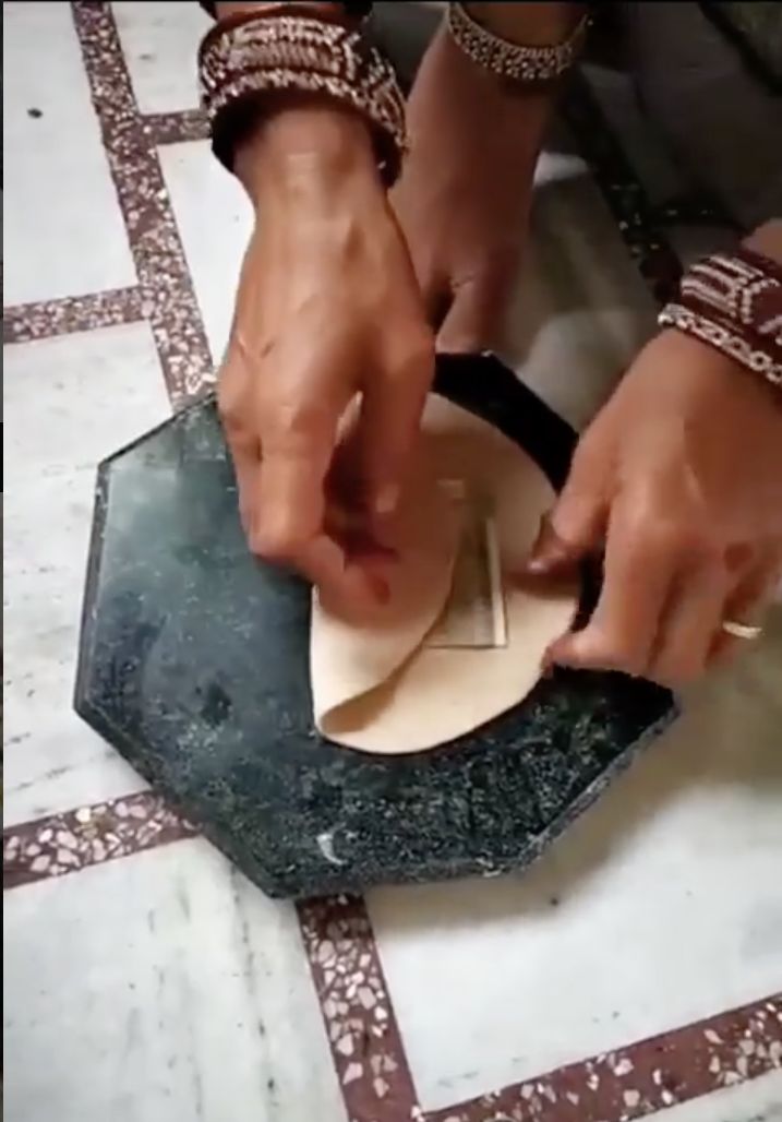 Wanita Iseng Masukkan Uang Rp 90 Ribu ke Adonan Roti, Begini Jadinya!