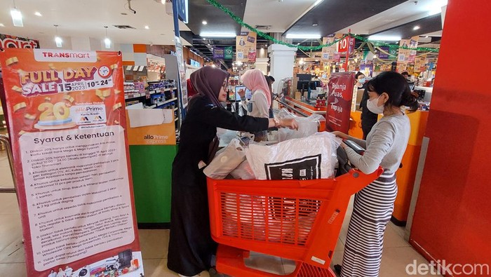 Warga Cimahi Belanja Banyak di Transmart Full Day Sale