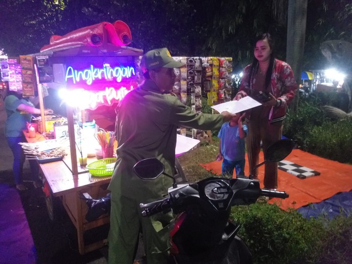 Warga hingga petugas saat memberi imbauan penutupan warkop di Gading Fajar Sidoarjo