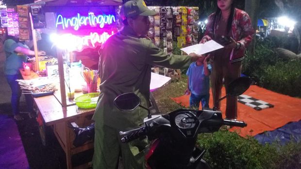Warga hingga petugas saat memberi imbauan penutupan warkop di Gading Fajar Sidoarjo
