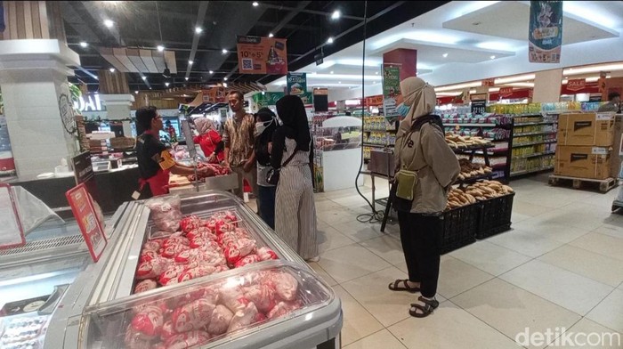 Warga sedang berbelanja di Transmart Cirebon