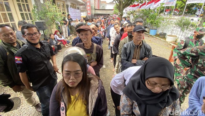 Warga Sukabumi antre untuk tukar uang baru, Sabtu (15/4/2023).