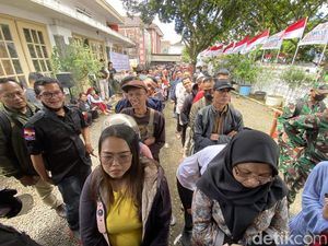 Warga Sukabumi Rela Berdesakan Demi Tukar Uang Baru