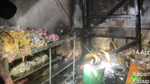Warung warga ludes terbakar di Banjar Munduk Anyar, Kelurahan Tegalcangkring, Kecamatan Mendoyo, Jembrana, Bali, Jumat (14/4/2023).