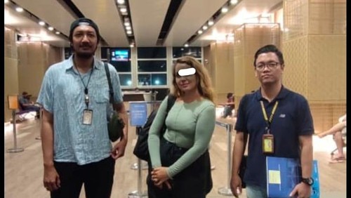 WNA Ukraina berinisial BH (32) dideportasi melalui Bandara I Gusti Ngurah Rai, Sabtu (15/4/2023) dini hari.