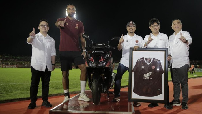 18 pemain PSM Makassar mendapat hadiah motor dari Honda yang diserahkan di Stadion Gelora BJ Habibie, Parepare.