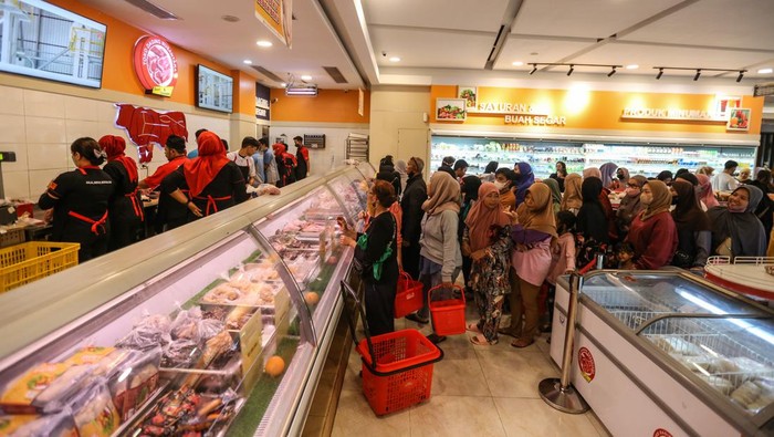 Sejumlah warga mengantre untuk membeli daging sapi di Toko Daging Nusantara, GDC, Depok, Jawa Barat, Minggu (16/4/2023). Menjelang Idul Fitri 1444 H warga ramai membeli daging sapi yang dijual Rp105 ribu per kilogram untuk daging segar dan Rp97 ribu per kilogram untuk daging beku. ANTARA FOTO/Asprilla Dwi Adha/nym.