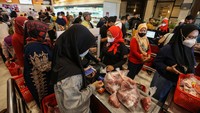 Menjelang Idul Fitri 1444 H warga ramai membeli daging sapi yang dijual Rp 105 ribu per kilogram untuk daging segar dan Rp 97 ribu per kilogram untuk daging beku.