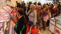 Sejumlah warga mengantre untuk membeli daging sapi di Toko Daging Nusantara, GDC, Depok, Jawa Barat, Minggu (16/4/2023).