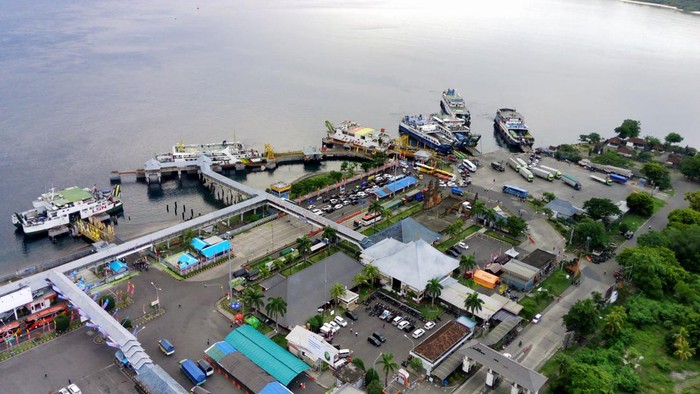 ARUS MUDIK PELABUHAN GILIMANUK RAMAI LANCAR Foto udara sejumlah kendaraan antre memasuki kapal di kantong parkir Pelabuhan Gilimanuk, Jembrana, Bali, Minggu (16/4/2023). H-6 arus mudik lebaran 2023 di Pelabuhan Gilimanuk pada siang hingga sore hari terpantau ramai lancar. ANTARA FOTO/Budi Candra Setya/YU