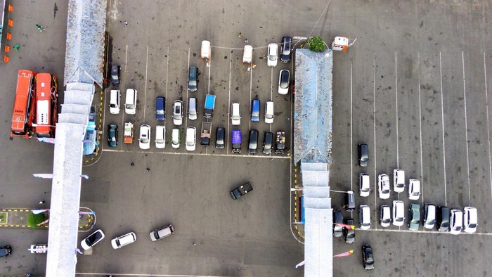 ARUS MUDIK PELABUHAN GILIMANUK RAMAI LANCAR Foto udara sejumlah kendaraan antre memasuki kapal di kantong parkir Pelabuhan Gilimanuk, Jembrana, Bali, Minggu (16/4/2023). H-6 arus mudik lebaran 2023 di Pelabuhan Gilimanuk pada siang hingga sore hari terpantau ramai lancar. ANTARA FOTO/Budi Candra Setya/YU