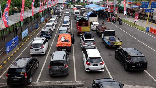 Foto udara sejumlah kendaraan  antre memasuki kapal di kantong parkir  Pelabuhan Gilimanuk, Jembrana, Bali, Minggu (16/4/2023). H-6 arus mudik lebaran 2023 di Pelabuhan Gilimanuk pada siang hingga sore hari terpantau ramai lancar. ANTARA FOTO/Budi Candra Setya/YU