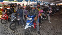 Arus pemudik bersepeda motor tujuan Pulau Sumatera tahun ini terpantau lebih lancar karena dilayani secara khusus di jalur penyeberangan Ciwandan.
