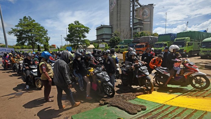 Sejumlah pengguna sepeda motor yang akan menyeberang ke Pulau Sumatera antre masuk ke kapal ferry di Pelabuhan Ciwandan, Cilegon, Banten, Minggu (16/4/2023). Arus pemudik bersepeda motor tujuan Pulau Sumatera tahun ini terpantau lebih lancar karena dilayani secara khusus di jalur penyeberangan Ciwandan terpisah dari jalur roda empat. ANTARA FOTO/Asep Fathulrahman/YU