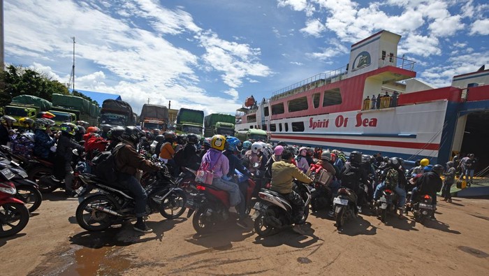 Arus Pemudik Motor di Pelabuhan Ciwandan Lancar Sejumlah pengguna sepeda motor yang akan menyeberang ke Pulau Sumatera antre masuk ke kapal ferry di Pelabuhan Ciwandan, Cilegon, Banten, Minggu (16/4/2023). Arus pemudik bersepeda motor tujuan Pulau Sumatera tahun ini terpantau lebih lancar karena dilayani secara khusus di jalur penyeberangan Ciwandan terpisah dari jalur roda empat. ANTARA FOTO/Asep Fathulrahman/YU