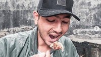 Di akun media sosialnya, Arya cukup sering membagikan momen kulinerannya. Misalnya ketika dia melahap bakso yang menjadi makanan favoritnya. Foto: Instagram