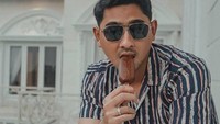 Ngemil es krim cokelat. Arya pasang pose kece yang membuat para penggemarnya semakin histeris melihatnya. Foto: Instagram