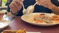 Penggemar berat nasi gudeg, dirinya terlihat beberapa kali menyantap menu nasi gudeng dengan ceker ayam sebagai menu makan siangnya. Foto: Instagram