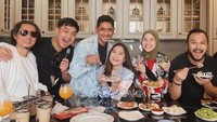 Bersama Prilly Latuconsina, Arya Saloka bagikan momen seru masak hingga makan-makan di rumah aktris muda itu. Foto: Instagram