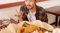 Terakhir ini gaya Arya Saloka ketika makan siang dengan gudeg, krecek, soto hingga sate yang enak. Foto: Instagram