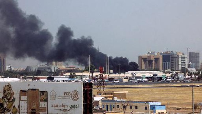 Heavy smoke bellows above buildings in the vicinity of the Khartoums airport on April 15, 2023, amid clashes in the Sudanese capital. - Explosions rocked the Sudanese capital on April 15 as paramilitaries and the regular army traded attacks on each others bases, days after the army warned the country was at a 