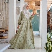 Dress lain dengan aksen rok bertingkat lain ditawarkan oleh brand Mocaca. Dress premium 7 susun hijau sage ini hadir dengan bahan rayon twill import yang diklaim sejuk. Buana yang wudhu dan busui friendly tersebut dijual Rp 197 ribu.Foto: Dok. Shopee Brand