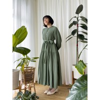 Pilihan baju Lebaran cantik lain yang berwarna sage green bisa didapatkan dari brand I Am Starry. Persephone Dress hadir dengan detail kerah ruffle dan rok bertumpuk yang membuatnya semakin feminin. Item berbahan katun itu dijual Rp 595 ribu.Foto: Dok. Shopee Brand