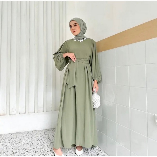 Dress sage green lain yang bermaterial crincle airflow dan cocok dipakai saat Lebaran ditawarkan oleh toko flazanistore. FLAZANI-RALINE DRESS itu juga sedang diskon menjadi Rp 68 ribuan.Foto: Dok. Shopee Brand