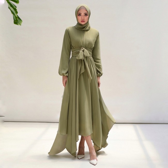 Brand Corliss merilis Raya Collection dengan opsi warna hijau sage. Selain hadir dengan warna yang segar, Asmara Dress berikut terlihat cantik dengan material flowy dan aksen pita juga potongan pinggang. Kamu bisa memiliki seharga Rp 325 ribuan.Foto: Dok. Shopee Brand