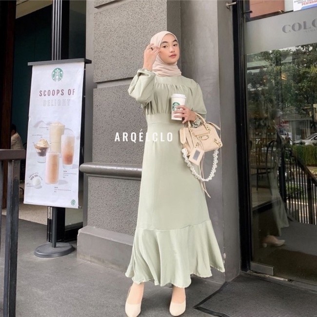 Dress Korean Look untuk Lebaran bisa ditemukan dari brand arqelclo. Pilihanya yang manis dan hadir dengan opsi warna sage green adalah Hyejin Dress ini. Baju berbahan premium twill tersebut dijual mulai dari Rp 159 ribuan.Foto: Dok. Shopee Brand