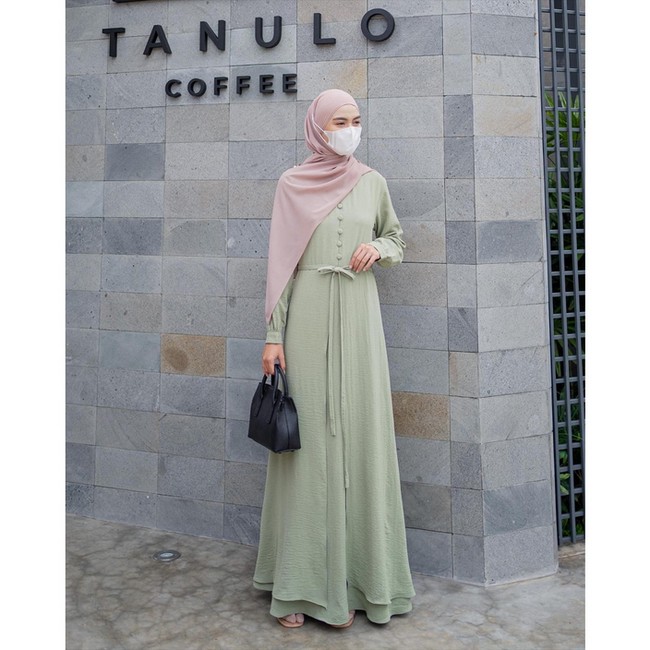 Mencari gamis warna sage green untuk dipakai di hari Lebaran? Kamu bisa memilih Gamis Nisya Varian Sage bermaterial Crincle Airflow dari toko amiehijab.clo ini. Gamis berpotongan manis dengan aksen pita itu diskon 50% menjadi Rp 130 ribu.Foto: Dok. Shopee Brand