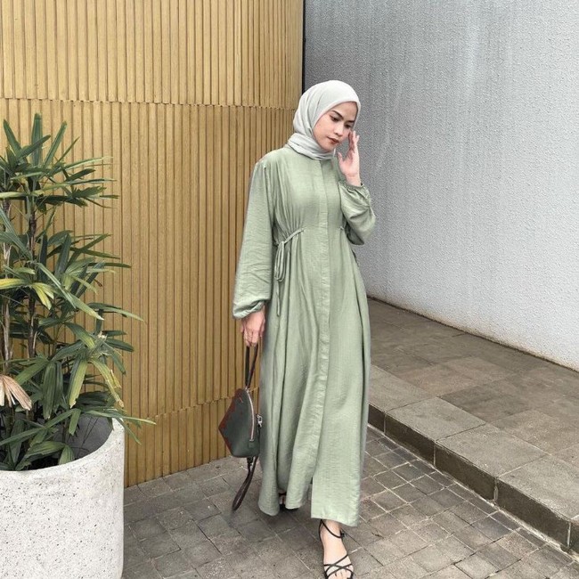 HAZELA MIDI DRESS POLOLINEN bisa jadi pilihan untuk kamu yang belum beli baju lebaran. Dress warna sage green ini ditawarkan oleh toko a.y_store3 dengan harga diskon menjadi Rp 80 ribuan. Item berikut terlihat unik dengan aksen serut di bagian pinggang, bisa bikin pinggang tampak lebih ramping.Foto: Dok. Shopee Brand
